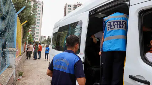 Diyarbakır'da okul servislerine sıkı denetim: Fazla koltuk ve ayakta öğrenci tespit edildi