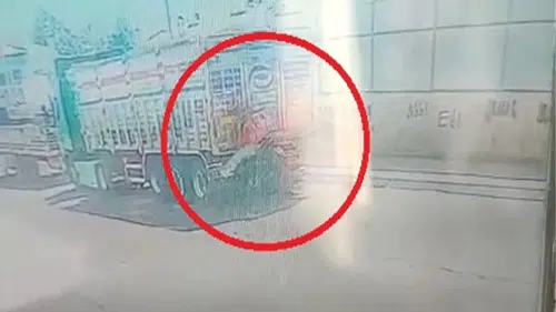 Diyarbakır Bağlar'da motosiklet park halindeki TIR'a çarptı: Kurye ağır yaralandı
