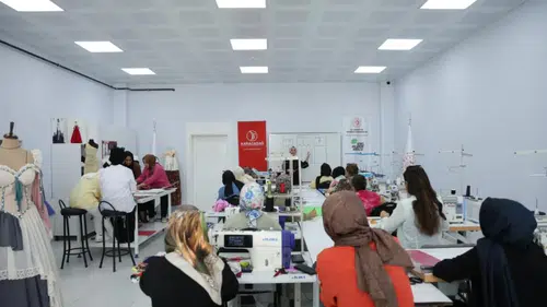 Diş hekiminden inşaat mühendisine: Diyarbakır'da kadınlar moda dünyasına hazırlanıyor