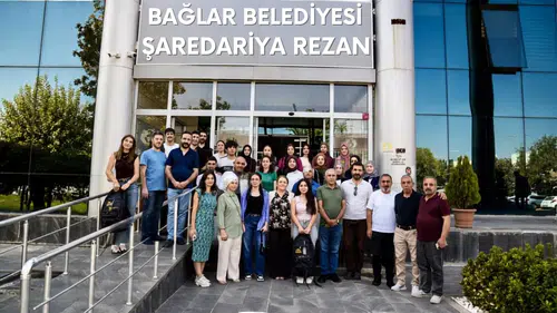 Bağlar'dan 52 öğrenci üniversiteye yerleşti, Eşbaşkan hediyelerini verdi