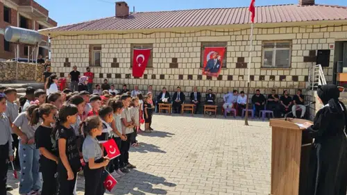Dicle'de İlköğretim Haftası coşkusu: Kaymakamdan miniklere sürpriz hediyeler