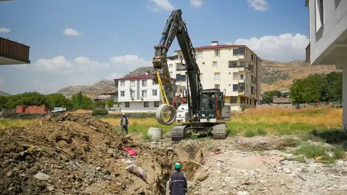 Diyarbakır'ın ilçesinde atık su sorunu tarih oldu: Bin metrelik yeni hat döşendi