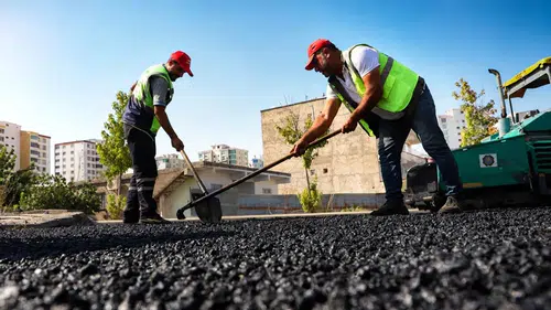 Diyarbakır'da iki cadde yeni bir görünüme kavuştu: 10 bin 400 ton asfalt serildi