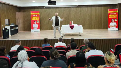 Dicle Üniversitesi'nden öğretmenlere özel seminer: Etkili iletişimin sırları anlatıldı