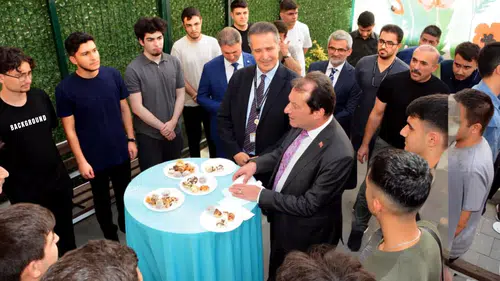 Dicle Üniversitesi'nde genç hekim adaylarına sürpriz karşılama: Rektör Eronat oradaydı