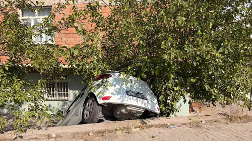 Diyarbakır Sur'da korkutan kaza: Kontrolden çıkan SUV istinat duvarından uçtu