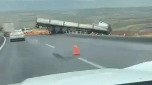 Diyarbakır-Silvan kara yolunda tır kazası: Direksiyon hakimiyeti kayboldu, 1 yaralı