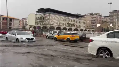 Diyarbakır'da akşam saatlerinde bastıran sağanak hayatı felç etti: Yollar göle döndü