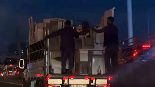 Diyarbakır Urfa Bulvarı'nda tehlikeli yolculuk: Kamyonet kasasında canlarını hiçe saydılar