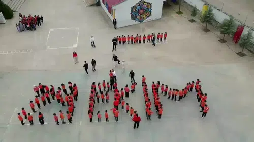 Silvan'da 29 Ekim coşkusu: Öğrenciler Malabadi Köprüsü'nde Cumhuriyet'i kutladı