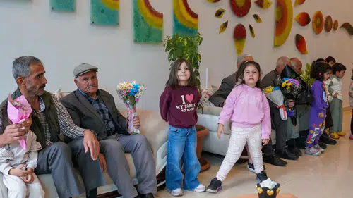Diyarbakır'da kuşaklar arası gönül köprüsü: Çocuklar Yaşlılar Evi'ni ziyaret etti