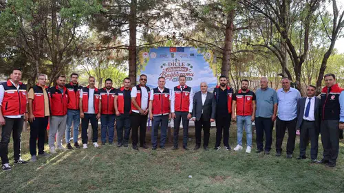 Dicle'de geleneksel bağ bozumu coşkusu: Üreticiler bereketli bir sezon için bir araya