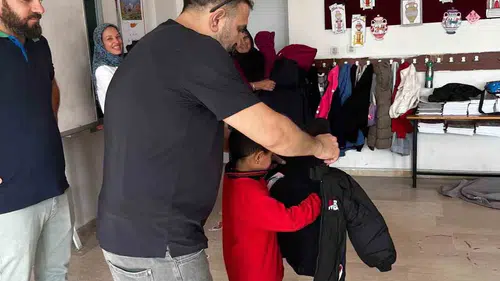 Çermik ve Çüngüş'te 200 öğrenciye kışlık destek: Dernekten anlamlı yardım eli
