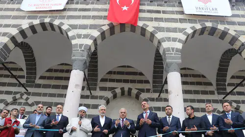 Diyarbakır ve Bingöl'de deprem hasarlı 6 tarihi cami yeniden ibadete açıldı