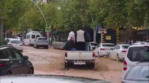 Diyarbakır'ın Ergani ilçesinde sağanak yağış hayatı felç etti: Araçlar çukurlara gömüldü