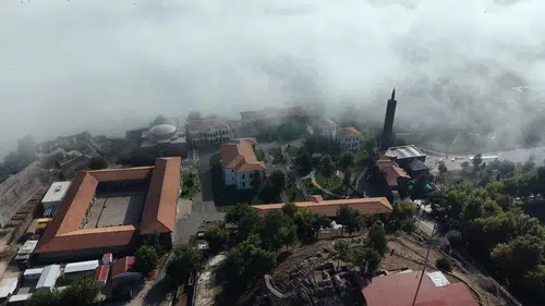 Diyarbakır'ın tarihi dokusu sis altında: Hevsel Bahçeleri ve surlar dronla görüntülendi