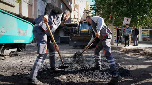 Diyarbakır Bağlar'da asfalt seferberliği: 3 ana caddede 4 bin 200 ton asfalt seriliyor