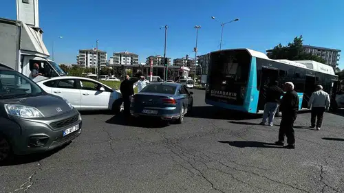 Diyarbakır Kayapınar'da trafik kazası: Otomobil belediye otobüsüne çarptı