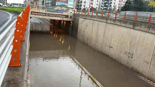 Diyarbakır'da sağanak yağış hayatı felç etti: Alt geçitler sular altında kaldı