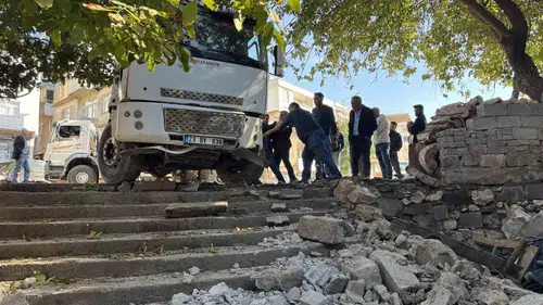 Diyarbakır Çermik'te korku dolu anlar: Freni boşalan kamyon eve daldı