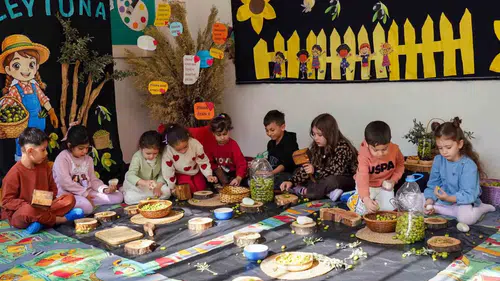 Diyarbakır'da minikler zeytin kırma geleneğiyle tanıştı: Doğal üretim süreci