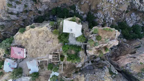 Diyarbakır Çüngüş'te uçurum kenarındaki ev: 168 metre yükseklikteki köprülü yaşam