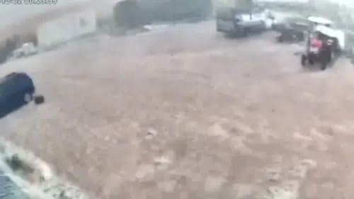 Diyarbakır Bismil'de fırtına ve sel dehşeti: Güvenlik kamerası o anları kaydetti