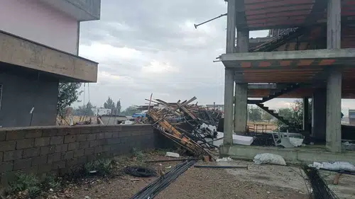 Diyarbakır Bismil'de şiddetli fırtına dehşeti: Cami minaresi yıkıldı, çatılar uçtu