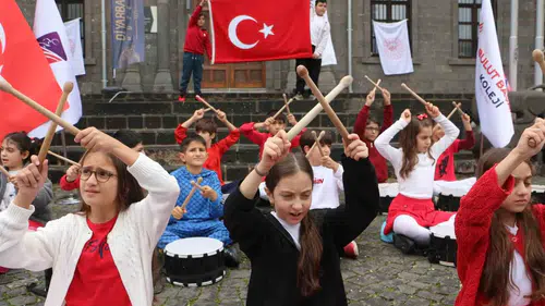 Diyarbakır'ın tarihi Sur sokaklarında 29 Ekim coşkusu: Öğrenciler bayraklarla yürüdü