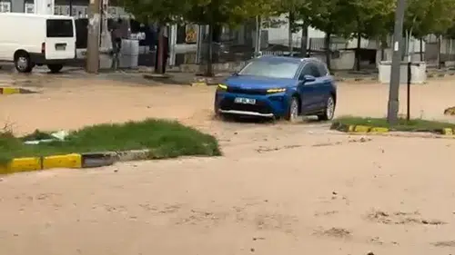 Diyarbakır Ergani'de sağanak yağış hayatı felç etti: Cadde ve sokaklar göle döndü