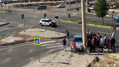 Diyarbakır Kayapınar'da trafik kazası: Abdulkadir Aksu Caddesi'nde 3 yaralı