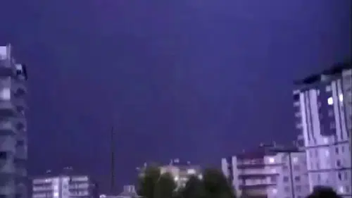 Diyarbakır Kayapınar'da korku dolu gece: İki apartmana yıldırım isabet etti