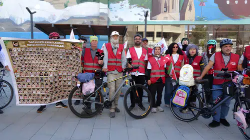 Diyarbakırlı bisikletçiler İran'daki okul saldırısını protesto için pedal çeviriyor