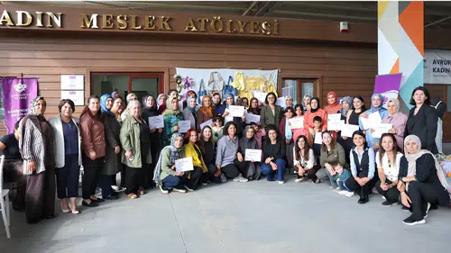 Kayapınar'da kadın emeği sahneye çıktı: Kursları bitirenlere belgeleri verildi