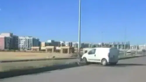 Diyarbakır Bağlar'da trafik kazası: Hafif ticari araç refüje çıktı, 1 kişi yaralandı