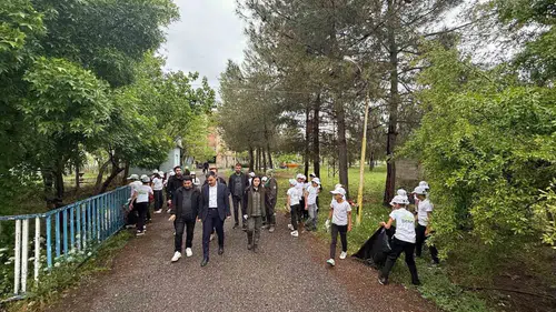 Dicle'de Orman Benim kampanyası Kaymakam Atış ve öğrenciler doğayı atıklardan arındırdı