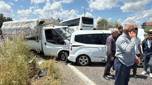 Diyarbakır-Silvan kara yolunda kurbanlık aracı kaza yaptı 1’i ağır 4 kişi yaralandı