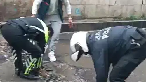 Diyarbakır'da sağanak trafiği kilitledi Polis ekipleri sular altında kalan yolu açtı