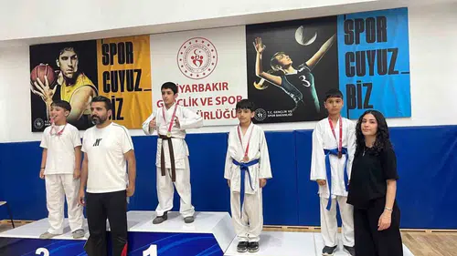 Diyarbakır’daki karate şampiyonasında Çermik rüzgarı Genç sporcular 17 madalya kazandı