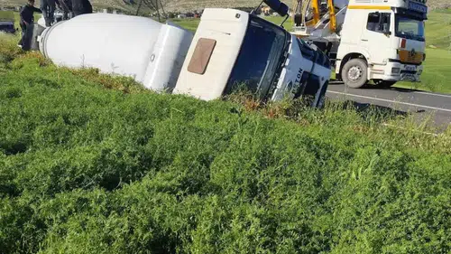Silvan kırsalında beton mikseri mercimek tarlasına yuvarlandı 1 kişi yaralandı