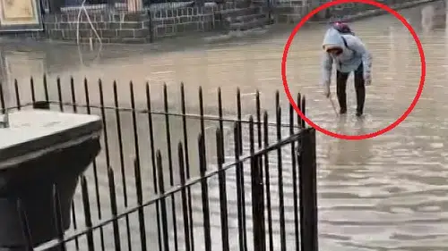 Diyarbakır'ın kalbi Sur'da şiddetli sağanak Tarihi Ulu Cami avlusu sular altında kaldı