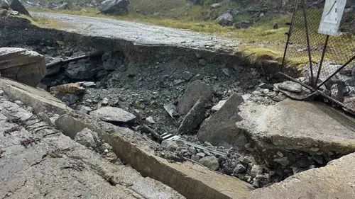 Çüngüş ile Pütürge arasındaki köprüde çökme tehlikesi Vatandaşların manzara ısrarı sürüyor