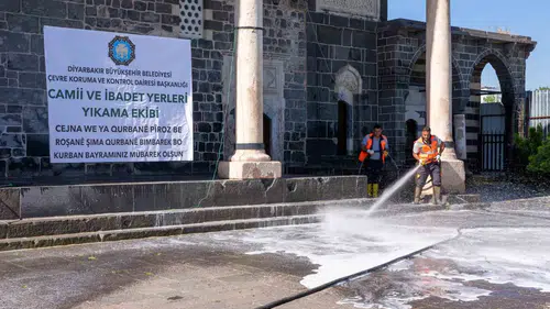 Diyarbakır'da bayram hazırlığı Büyükşehir camilerde hijyen seferberliği başlattı