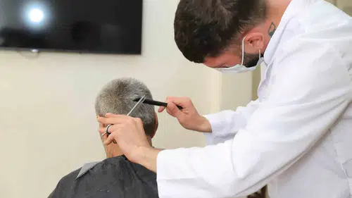 Diyarbakır'da bayram hazırlığı Büyükşehir ekipleri yaşlıların ayağına hizmet götürüyor
