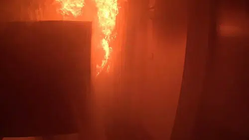 Diyarbakır Yenişehir'de 8. kattaki yangın paniği İtfaiye erleri bebekleri kurtardı