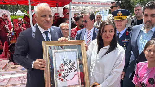 Diyarbakır'da 19 Mayıs coşkusu Valilik önündeki gösteriler büyük ilgi gördü