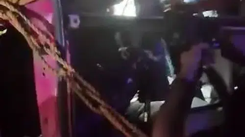 Diyarbakır-Şanlıurfa yolunda tır faciası Bir sürücü hurdaya dönen kabinde sıkıştı