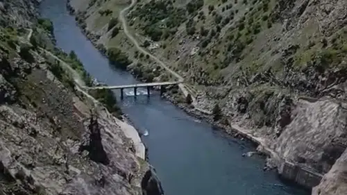 Karakaya Barajında su tahliyesi nedeni ile köprü trafiğe kapatıldı
