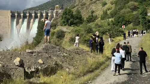 Çüngüş Karakaya Barajı'nda 7 yıl sonra gelen tahliye görüntüsü vatandaşları mest etti