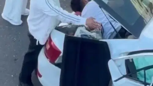 Kayapınar Medya Mahallesi'nde trafik kazası İki otomobil çarpıştı, yaralılar sıkıştı